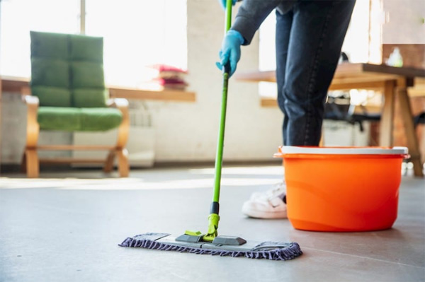 lau sạch nền nhà bằng chất tẩy rửa