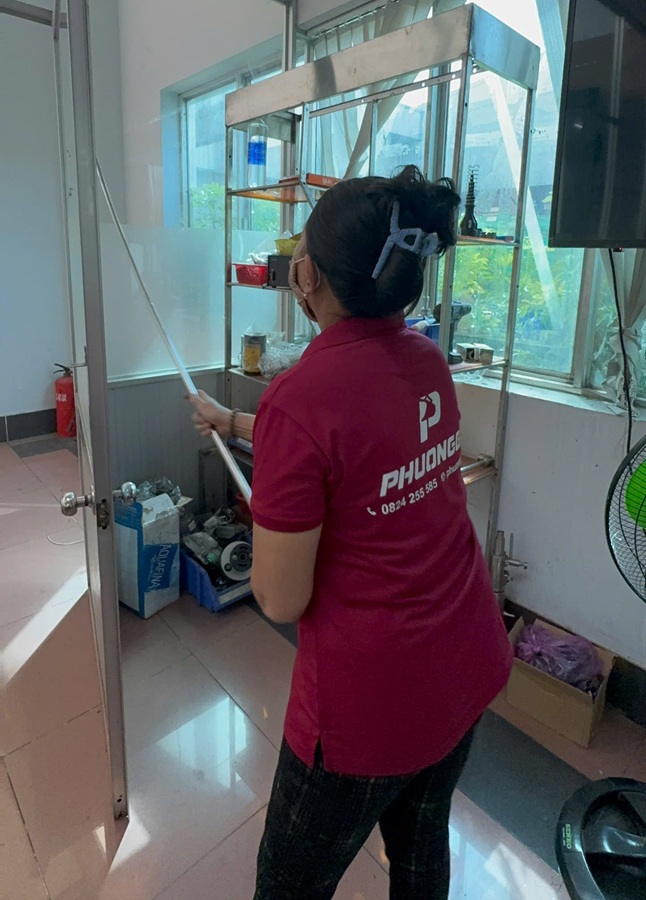 nhân viên phương gia lau chùi sau sửa chữa