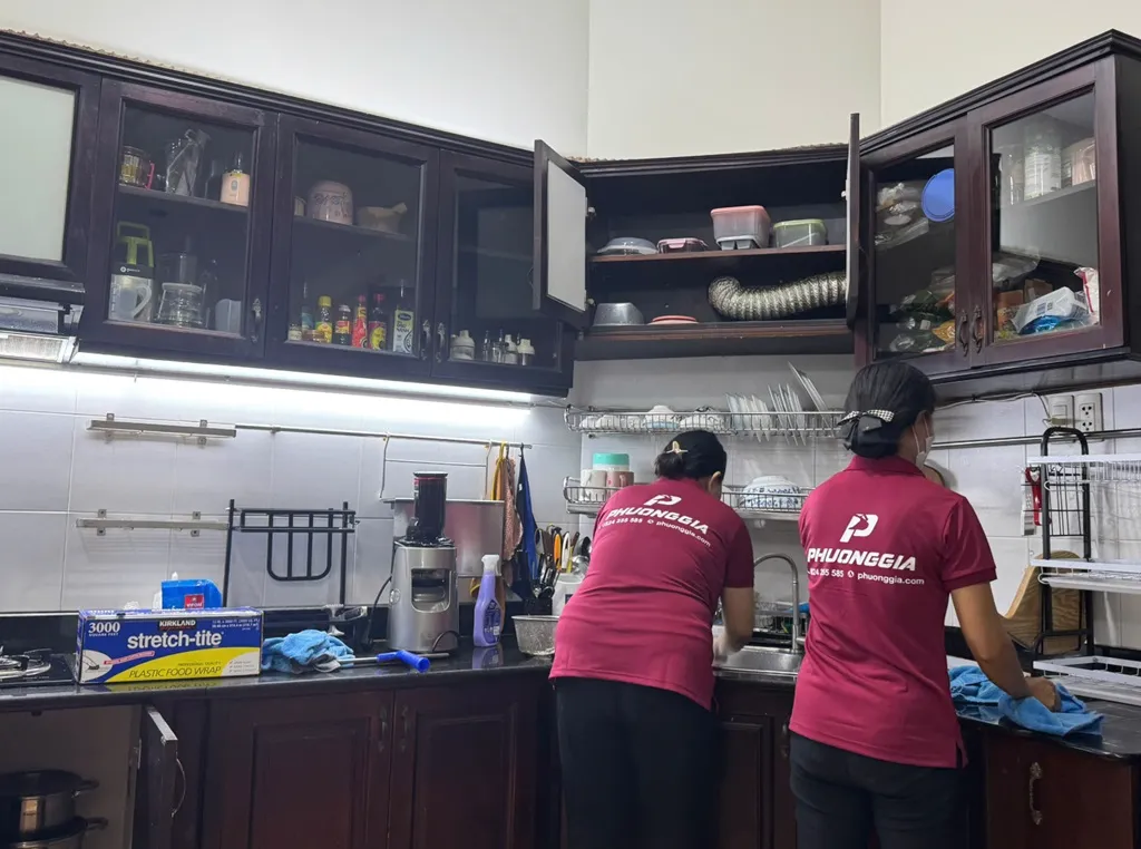 Nhân viên Phương Gia Foundation đang dọn vệ sinh phòng bếp