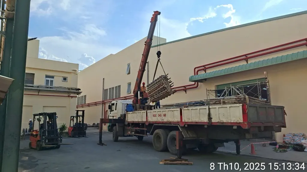 xe cẩu hàng hóa của Phương Gia Foundation